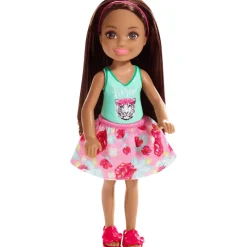 Barbie Club Chelsea Muñeco de playa, Con Playera Fierce<Mattel Best