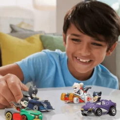 Hot Wheels RacerVerse DC Paquete con 4 Personajes HKD30<Mattel Sale